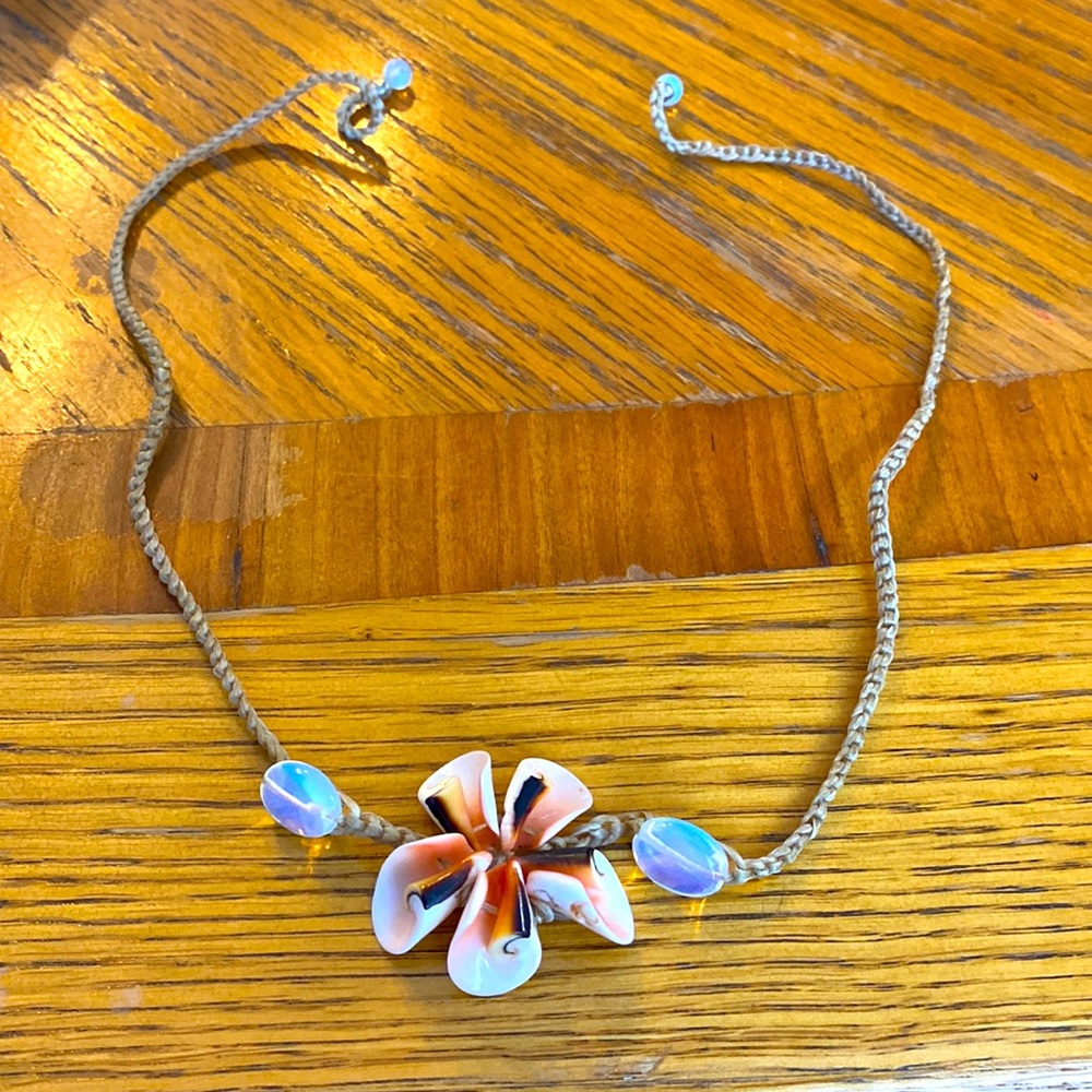 Flower shell necklace